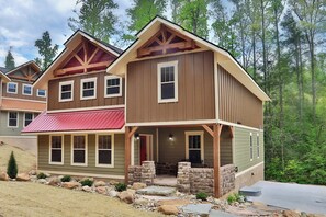 Exterior - Head Over Hills –Luxe 5-Bed Chalet with Theater, Sauna & Smoky Mountain Views (Gatlinburg)