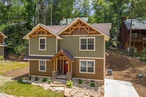 Exterior - Heavenly Haven – Romantic 2-BR Chalet, Hot Tub, Game room and Resort Pool (Gatlinburg)