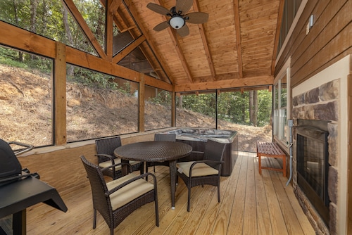 Heavenly Haven – Romantic 2-BR Chalet, Hot Tub, Game room and Resort Pool