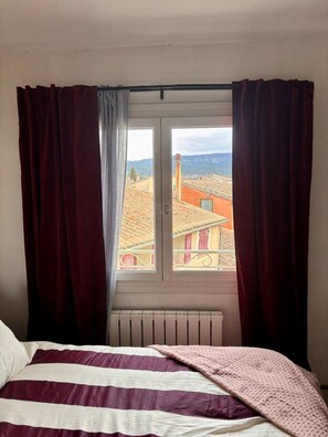 WiFi, bed sheets - Les Ombres, charming duplex in the historic center (L'Isle-sur-la-Sorgue)