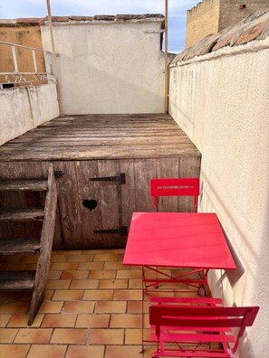 Outdoor dining - Les Ombres, charming duplex in the historic center (L'Isle-sur-la-Sorgue)