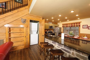 Fridge, microwave, oven, stovetop - Ivie Holler – Cozy 3-Bed Mountain Chalet with Game Room, Hot Tub, Resort Pool (Gatlinburg)