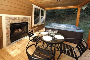 Outdoor dining - Misty Mountainside–Romantic 2-Suite Modern Chalet with Hot Tub and Pool Table (Gatlinburg)