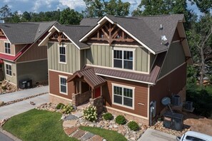 Exterior - Mountain Luxe Retreat – Elegant 3-Suite Chalet with Hot Tub and Game Room (Gatlinburg)