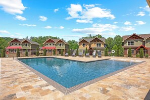 Pool - Modern Mountain Escape – Luxury 3-Suite Chalet with Game Room & Hot Tub (Gatlinburg)