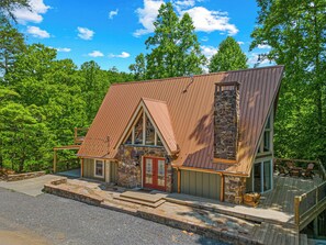 Exterior - Modern Mountain Escape – Luxury 3-Suite Chalet with Game Room & Hot Tub (Gatlinburg)