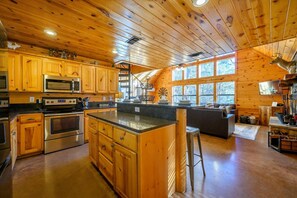 Een koelkast, een magnetron, een oven, een vaatwasser