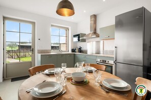 Fridge, microwave, oven, stovetop - Gîtes de France® - L'Etable (BIVILLE LA BAIGNARDE)