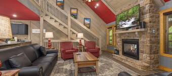 A Majestic Hilltop – 6 BR ,Indoor Pool, Theater, Mount Views