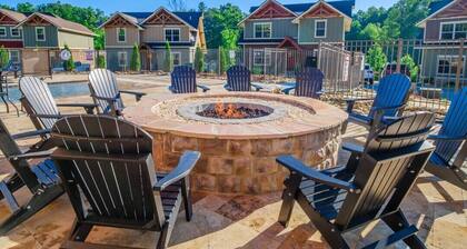 A Splash of Blue – 6-BR with Indoor Pool, Theater, Pool Table and more!!