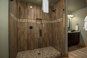 Dusche, Whirlpool, Haartrockner, Handtücher