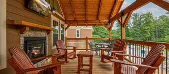 Almost Heaven – Luxury 4BR Chalet with Indoor Pool, Sauna , Game room, sauna