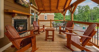 Almost Heaven – Luxury 4BR Chalet with Indoor Pool, Sauna , Game room, sauna