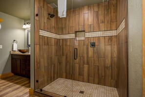 Douche, baignoire à remous, séchoir à cheveux, serviettes fournies