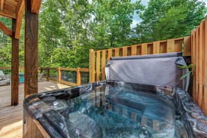 Outdoor spa tub - Aqua Vitae -Luxe 3BR Chalet with Indoor Pool, Theater Room and Game Area, (Gatlinburg)