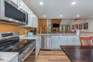 Fridge, microwave, oven, stovetop - Aqua Vitae -Luxe 3BR Chalet with Indoor Pool, Theater Room and Game Area, (Gatlinburg)