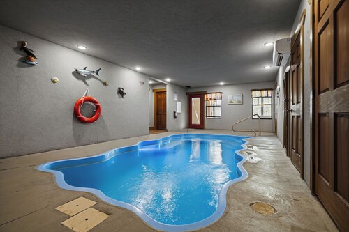Blue Lagoon Cinema – 4 BR Chalet, Indoor Pool, Sauna & Theater Room