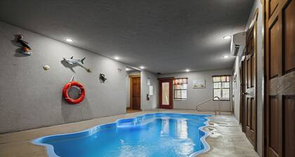 Blue Lagoon Cinema – 4 BR Chalet, Indoor Pool, Sauna & Theater Room