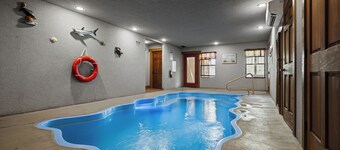 Blue Lagoon Cinema – 4 BR Chalet, Indoor Pool, Sauna & Theater Room