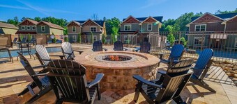 Blue Lagoon Cinema – 4 BR Chalet, Indoor Pool, Sauna & Theater Room