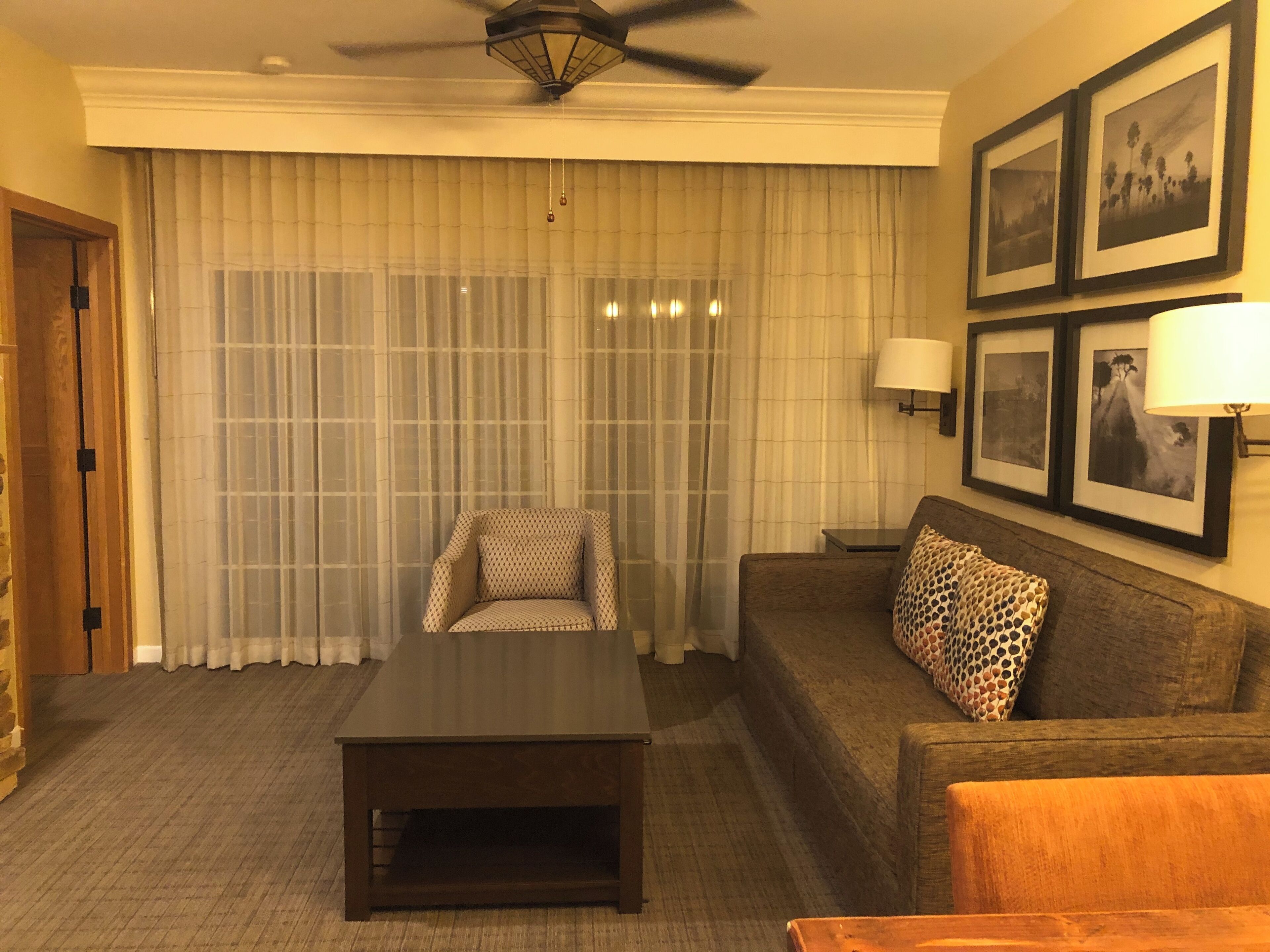 Una televisión, una chimenea