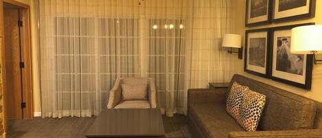 Una televisión, una chimenea