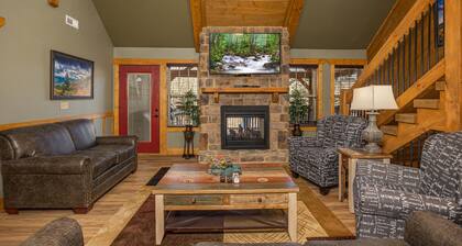 Fireside Retreat –Luxury 6BR Chalet , Indoor Pool, Theater Room & Game Area