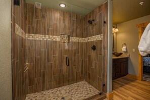 Shower, jetted bath, hair dryer, towels