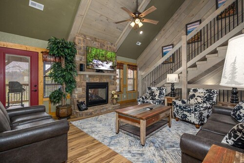 Harmony Peak – Luxury 5BR Chalet with Indoor Pool, Theater Room and Game Area