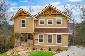 Exterior - Serenity Peak -Lux Chalet, Indoor Saltwater Pool, Sauna, Theater & Game Loft (Gatlinburg)