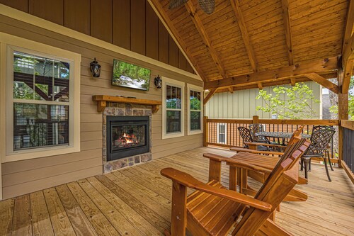 Smoky Mountain Plunge – Private Indoor Pool, Theater & Game Room