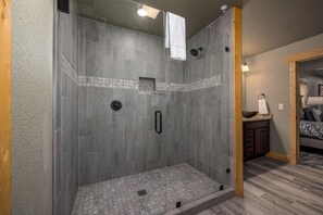 Shower, jetted bath, hair dryer, towels
