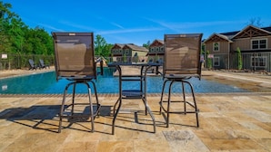 Ein Poolbereich mit Liegestühlen und freiem Blick auf den Pool.