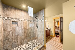 Een douche, een bubbelbad, een haardroger, handdoeken