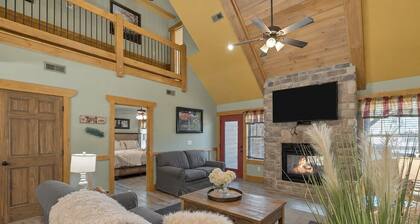 Splash Mountain Lodge – Luxury 4BR Indoor Pool, Game Room & Hot Tub