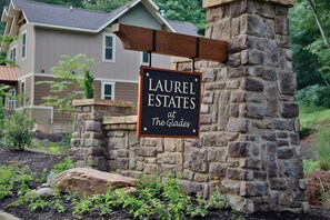Exterior detail - Splash Mountain Lodge – Luxury 4BR Indoor Pool, Game Room & Hot Tub (Gatlinburg)