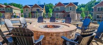 Splash Mountain Lodge – Luxury 4BR Indoor Pool, Game Room & Hot Tub