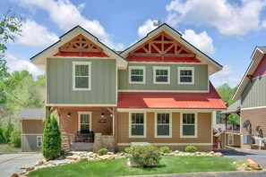 Exterior - Splash Mountain Lodge – Luxury 4BR Indoor Pool, Game Room & Hot Tub (Gatlinburg)