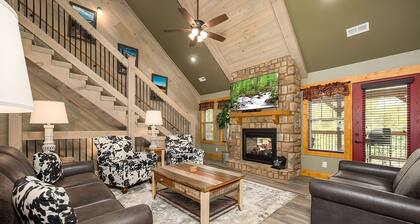 Starry Starry Night – Luxury Chalet with Indoor Pool & Game Room, Hot Tub