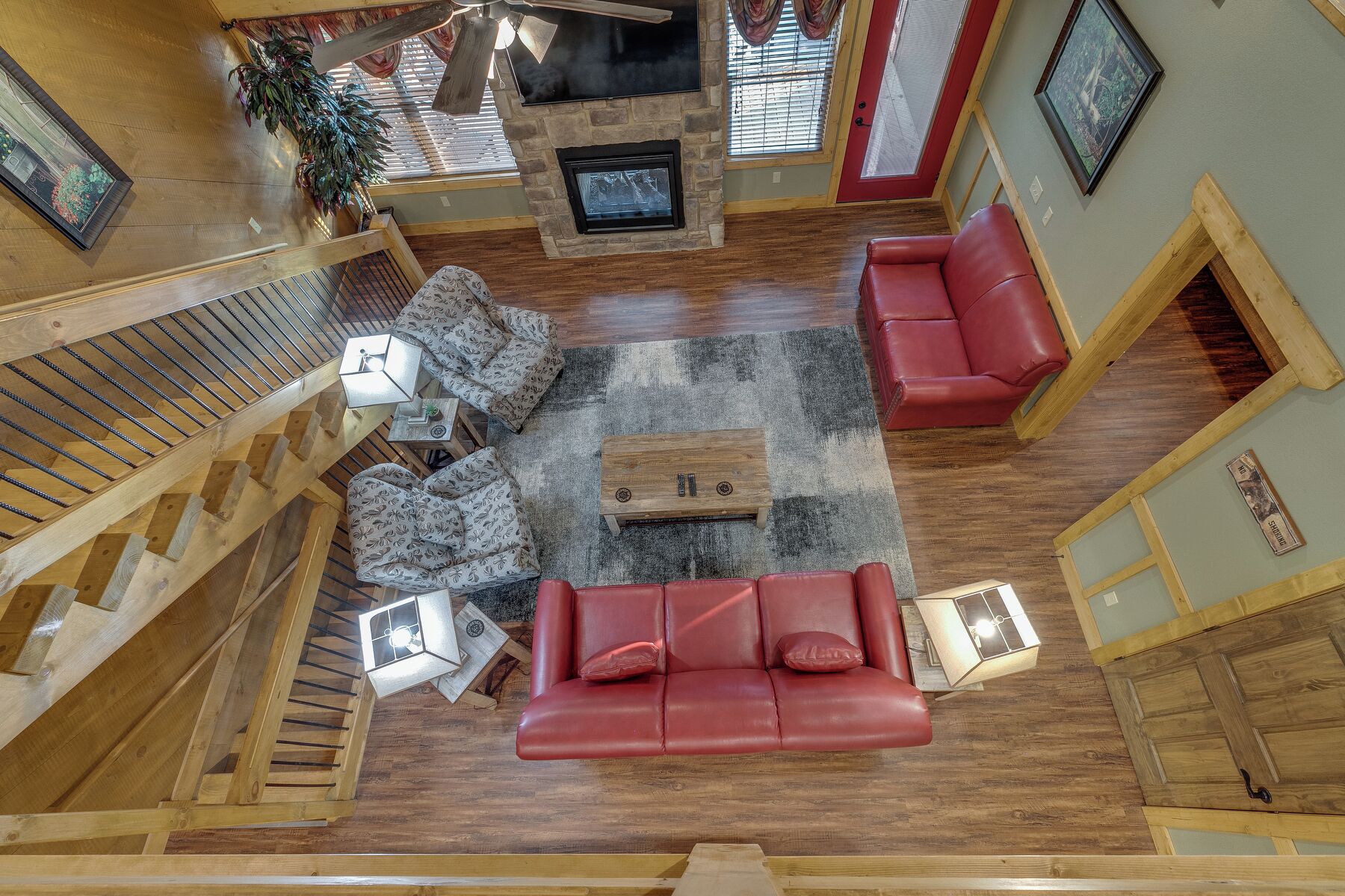 智能電視、壁爐、DVD 播放機