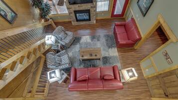 智能電視、壁爐、DVD 播放機