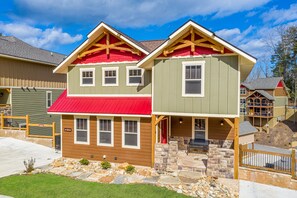 Exterior - Wet & Wild – Luxury 4BR Chalet w/ Indoor Pool, Theater, Game Room & Hot Tub (Gatlinburg)