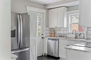 Fridge, microwave, oven, stovetop - King Suite | Bunk Beds | Fireplace | Sleeps 8 (Cincinnati)