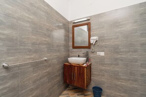 Deluxe tweepersoonskamer, uitzicht op zwembad | Badkamer | Een douche, een haardroger, pantoffels, handdoeken