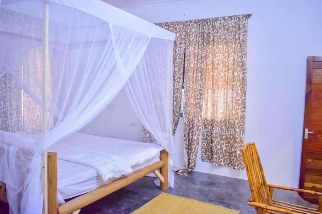 Een bureau, verduisterende gordijnen, geluiddichte muren