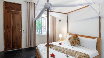 Doppia Deluxe, vista piscina | Una scrivania, tende oscuranti, insonorizzazione, ferro/asse da stiro