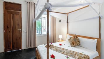 Habitación doble Deluxe, vista a la alberca | Escritorio, cortinas blackout y insonorización