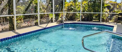 Een buitenzwembad en een verwarmd zwembad