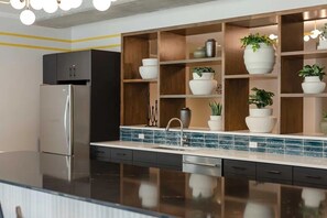 Refrigerador, horno, parrilla de estufa y lavavajillas 
