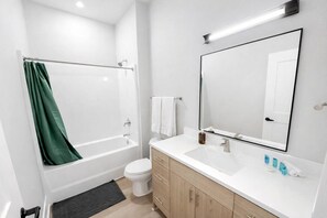 Haartrockner, Handtücher, Shampoo, Toilettenpapier